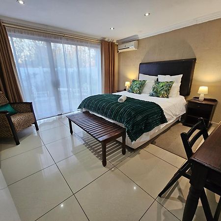 Bettie'S Luxury Lodge Kroonstad Exterior photo